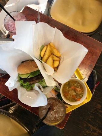 フレッシュネスバーガー 新宿御苑店